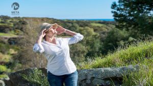 Frau,die in die Sonne schaut