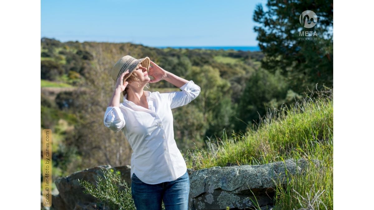 Frau sieht in die Sonne